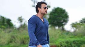 throwing-shoes-at-actor-darshan