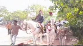 maharashtra-bachelor-dressed-like-grooms-marched-towards-collector-s-office