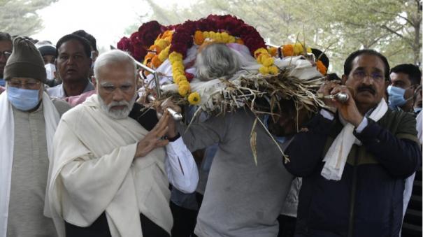 சோகத்துடன் தோளில் சுமந்து சென்று இறுதிச் சடங்கு: பிரதமர் மோடியின் தாயார்  உடல் தகனம் | PM Modi's Mother Heeraben Funeral - hindutamil.in