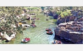 new-year-tourists-flock-to-hogenakkal-excited-bath-on-waterfall-and-boat-ride