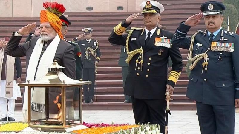 74th Republic Day Celebration | Prime Minister Modi Pays Tribute At War Veterans Memorial In Delhi