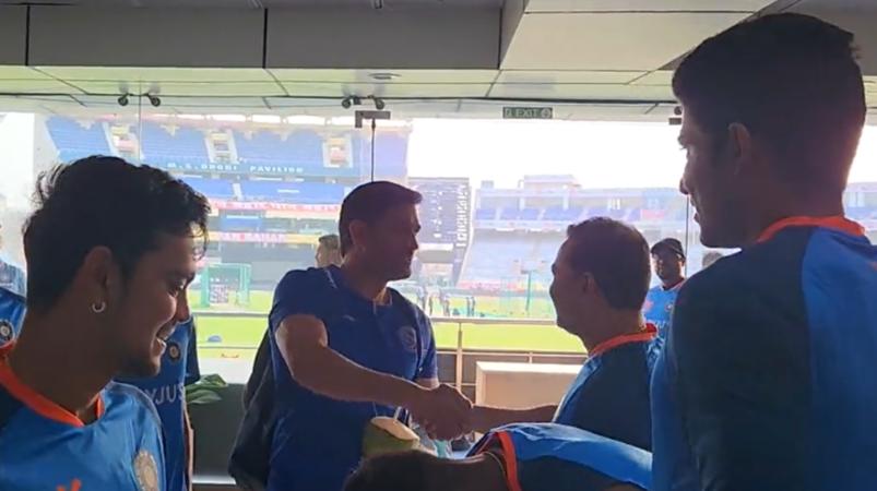 Dhoni interacted with Indian cricket team players in Ranchi