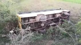 kallakurichi-private-school-bus-overturns-in-lake-accident-22-students-injured