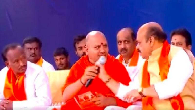 The Chief Minister grabbed the microphone from the abbot when he criticized the Karnataka government