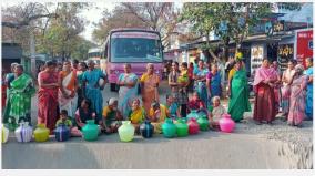 women-block-the-road-with-empty-jugs-demanding-drinking-water-in-rajapalayam