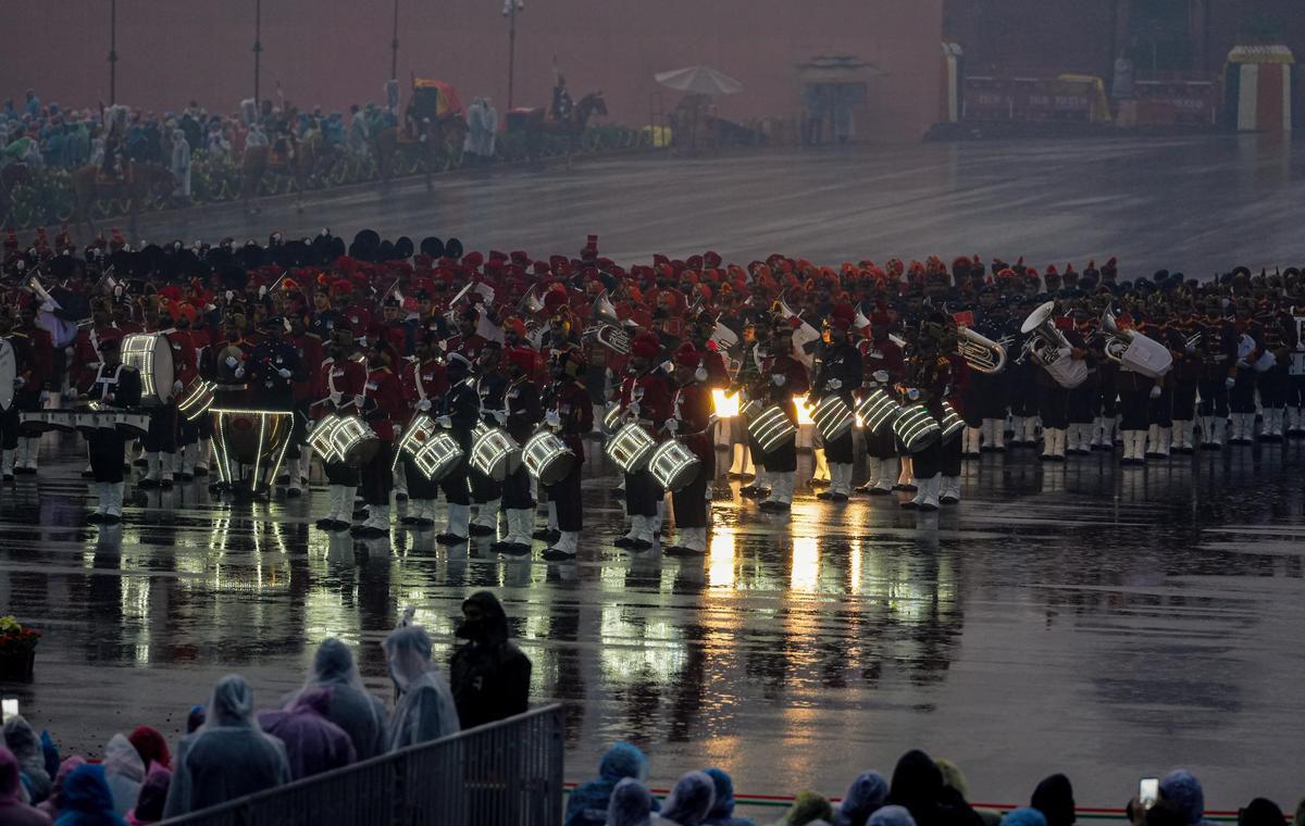 The three armies returned to Pasara in the pouring rain