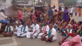 farmers-block-road-in-boothalur