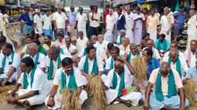 farmers-protest-with-rotten-crops