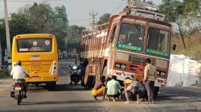 srivilliputhur-vehicles-involved-in-accidents-due-to-lack-of-flashing-light-and-warning-sign-at-lic-junction