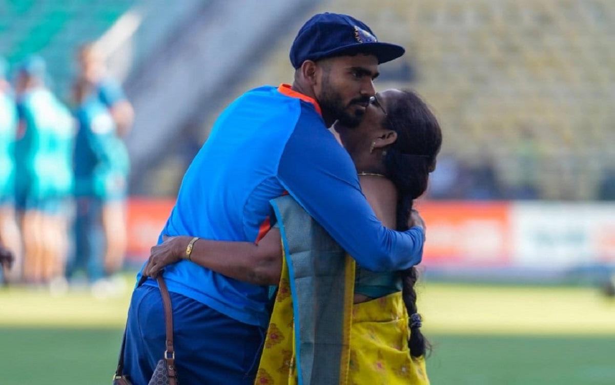 IND vs AUS First Test|  Mother’s kiss for Indian debutant KS Bharat!