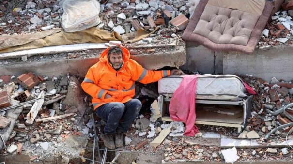 துருக்கி பூகம்பத்தில் உயிரிழந்த மகளின் கையை பிடித்து அமர்ந்திருந்த தந்தை