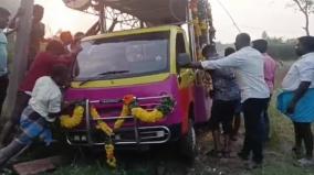 funeral-vehicle-stuck-in-chaos-people-carrying-a-dead-body-for-a-kilometer