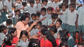 madurai-mp-su-venkatesan-sit-on-the-floor-with-the-school-children-and-enjoyed-the-performance