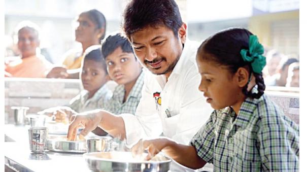 Minister Udhayanidhi Stalin eats with students - review of snack program in Salem government schools