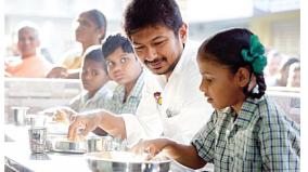 minister-udhayanidhi-stalin-eats-with-students-review-of-snack-program-in-salem-government-schools