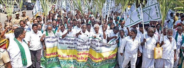 Farmers who tried to besiege the Chief Secretariat demanding Rs 4,000 per tonne recommended price for sugarcane, arrested