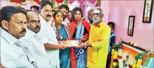 2 lakhs financial assistance from DMK to Krishnagiri army soldiers family