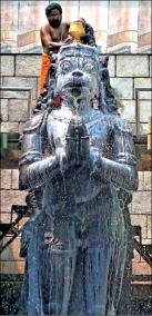 1-008-liters-of-balabhishekam-for-namakkal-anjaneyar-on-the-first-sunday-of-the-month-of-masi