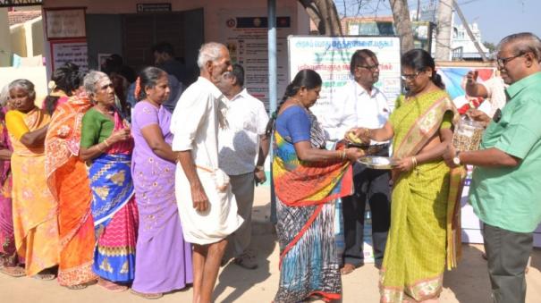 Volunteers serving breakfast to patients at Bargur Government Hospital: 27,600 food in 500 days