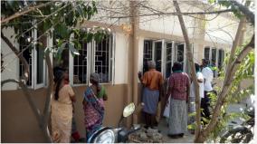 tirupur-farmers-who-have-seen-the-crowd-through-the-window-due-to-lack-of-space