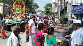 islamic-organization-giving-food-to-devotees