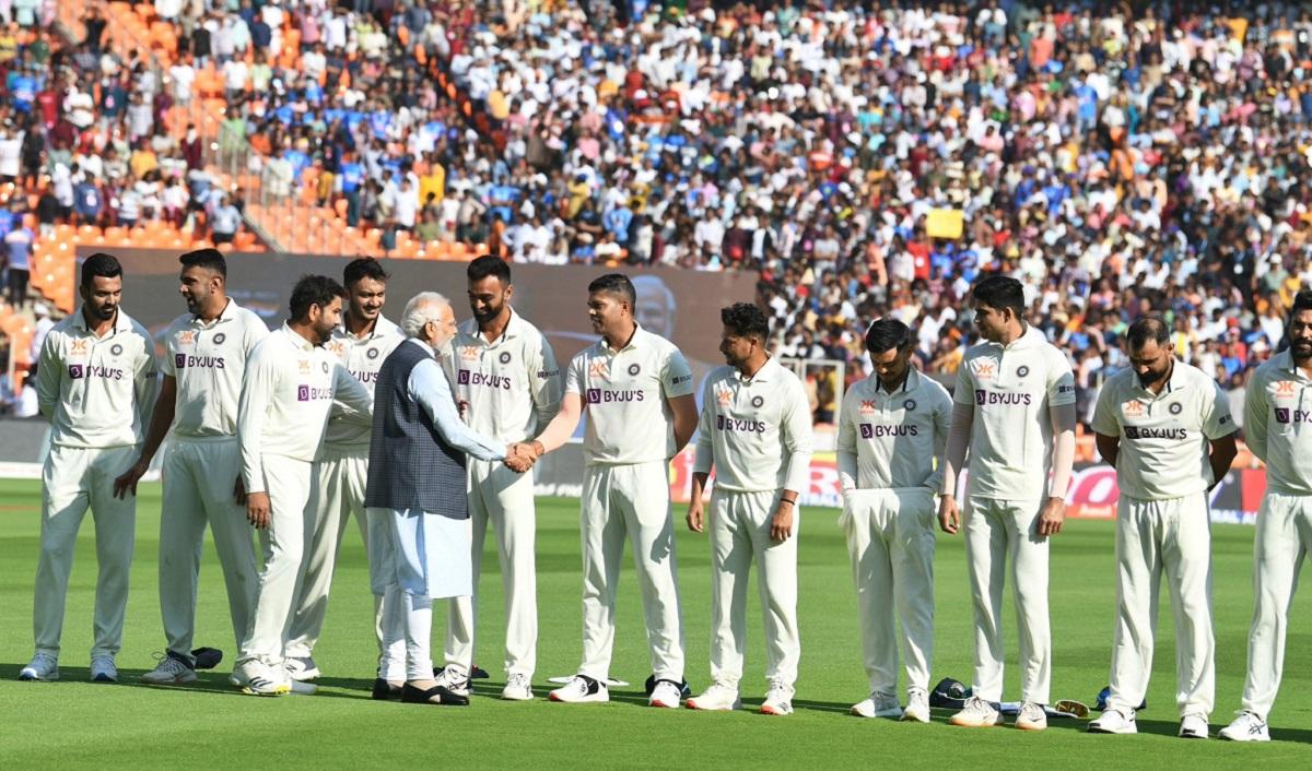 Jana Gana Mana |  PM Modi sang National Anthem along with Indian cricketers