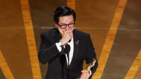 mom-i-just-won-an-oscar-ke-huy-quan-becomes-emotional-after-getting-oscar