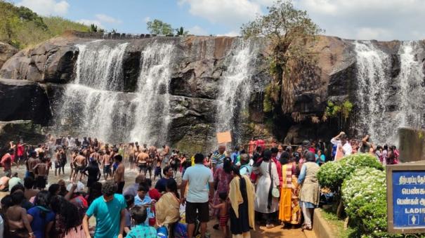 Tourists throng on Holiday: Agamathiya Crowd at Kanyakumari Thiruparappu