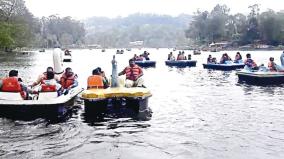 tourists-enjoying-the-coolness-of-kodaikanal