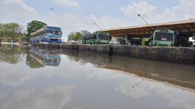 canal-breach-due-to-rain-sewage-piled-up-like-a-raft-around-mattuthavani-bus-stand