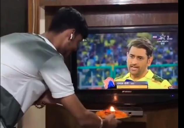 The height of hero worship: ‘Phaktar’ worshiped Dhoni who appeared on TV!