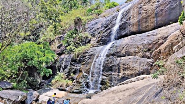 Tourists gathered at Yercaud, Anaivari Muttal