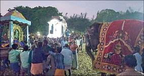 on-the-occasion-of-valli-shanmukhar-wedding-valli-was-chased-away-by-an-elephant-in-arasalar