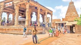 workers-water-sprinklers-at-thanjavur-periya-koil