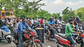 tourists-gathered-on-yercaud-congestion-on-kuppanur-yercaud-road