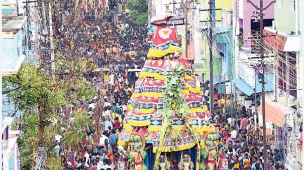 Devotees holding the toad rope in the pouring rain