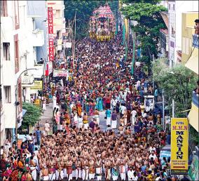 chariot-procession-at-tiruvallikeni-parthasarathy-temple