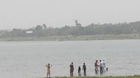 tourists-bathing-in-mettur-dam-reservoir-risk-of-death-due-to-going-deep