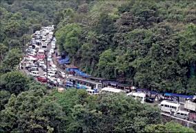 traffic-jam-in-kodaikanal-tourists-losing-their-peace