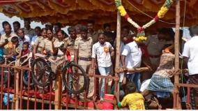 cops-turned-spectators-bulls-run-wild-in-ayyambatti-jallikattu