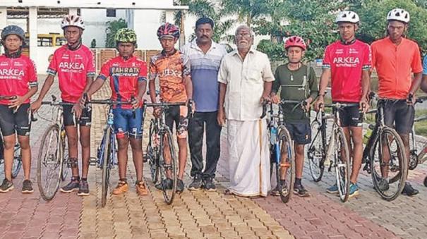 teacher teaches Free cycle training at karaikudi