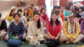 pilgrims-from-japan-have-darshan-at-alaghar-temple