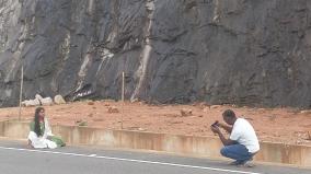 tourists-enjoy-taking-photos-on-the-munnar-landslide-area-without-realizing-danger