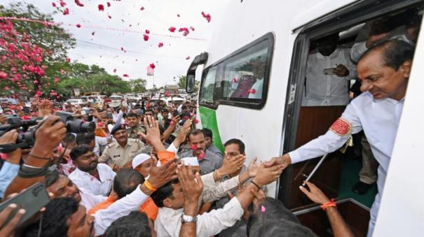 Sharad Pawar condemns Chandrasekhara Rao for going to Maharashtra with 600 cars