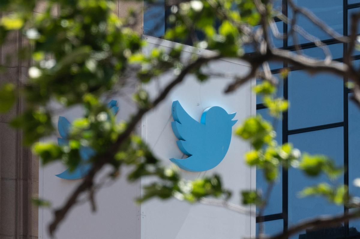 ட்வீட்களை முடக்கச் சொன்ன மத்திய அரசின் உத்தரவுக்கு எதிரான ட்விட்டரின் வழக்கை தள்ளுபடி செய்தது கர்நாடக ஐகோர்ட் | Twitter plea against central government order to block tweets Dismissed by Court