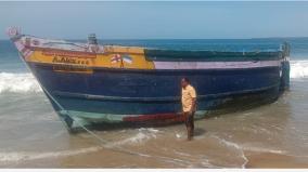 tuticorin-boats-stranded-on-ramanathapuram-beach-marine-police-seized-and-investigated