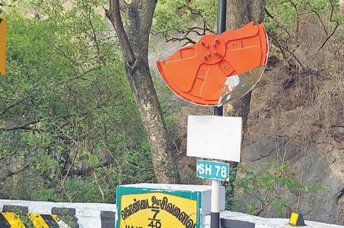 சுற்றுலா பயணிகளின் ‘சேட்டை’யால் குவிக்கண்ணாடிகள் சேதம் – வால்பாறை மலைப்பாதையில் விபத்து அபாயம் | Tourists Prank Damage to Convex Mirror – Accident Risk on Valparai Mountain Pass