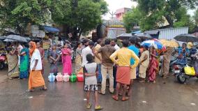 rajapalayam-women-block-the-road-in-the-pouring-rain-to-protest-the-non-provision-of-drinking-water