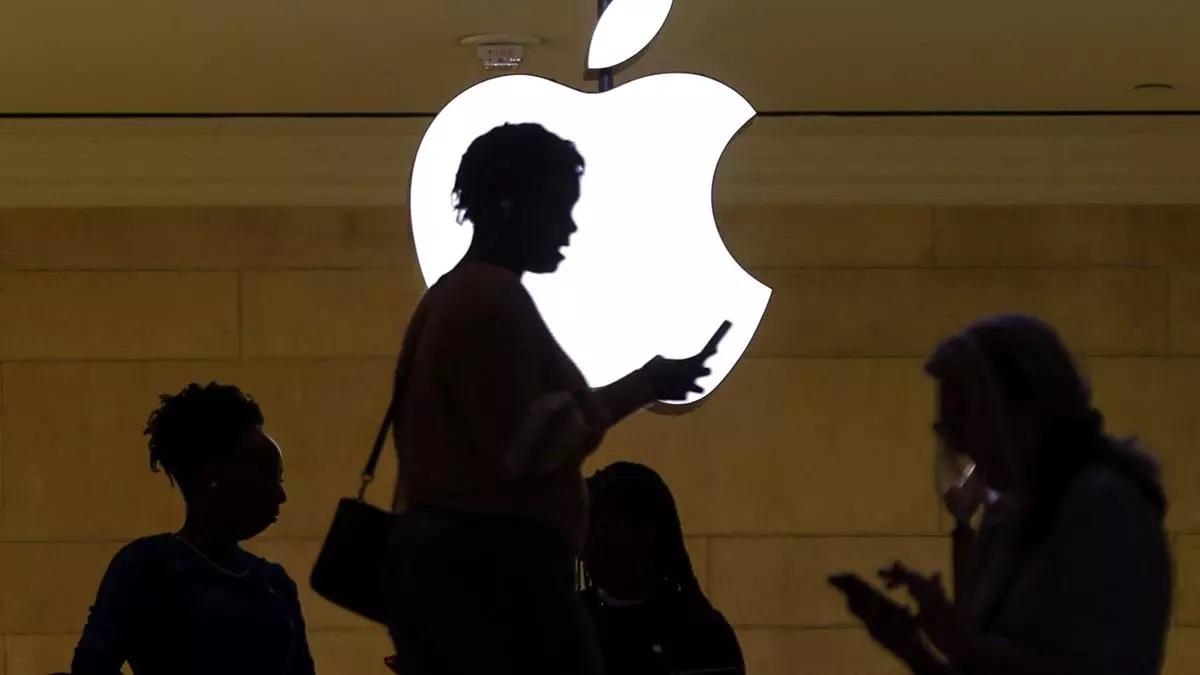 தீங்கிழைக்கும் கடன் செயலிகளை ஆப் ஸ்டோரில் இருந்து நீக்கியது ஆப்பிள்! | apple has removed malicious lending application from app store in india