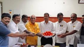 sakthivel-take-in-charge-new-shoolagiri-tahsildar-farmers-and-public-welcomed-by-giving-tomatoes